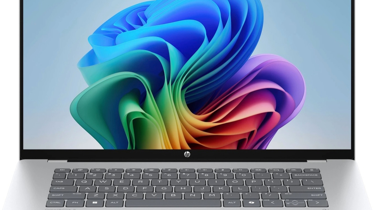 Ordinateur portable HP OmniBook argenté, ouvert, avec clavier gris et écran affichant un fond d'écran multicolore.